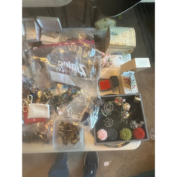 Over 4000 Pieces Costume Jewelry And Branded Jewelry - Picture 5 of 16